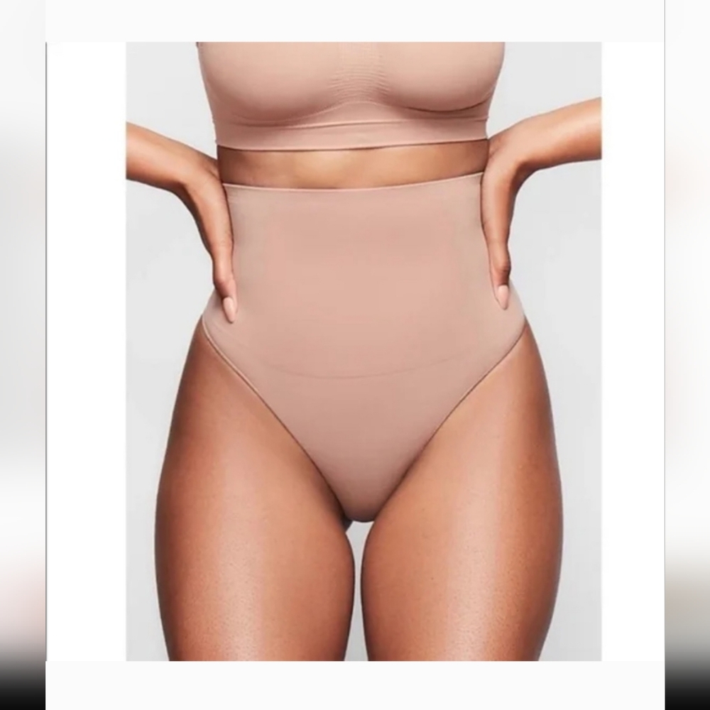 SKIMS Scultping Body Suit with Open Gusset. Size L/XL/ skims Tummy Control Thong